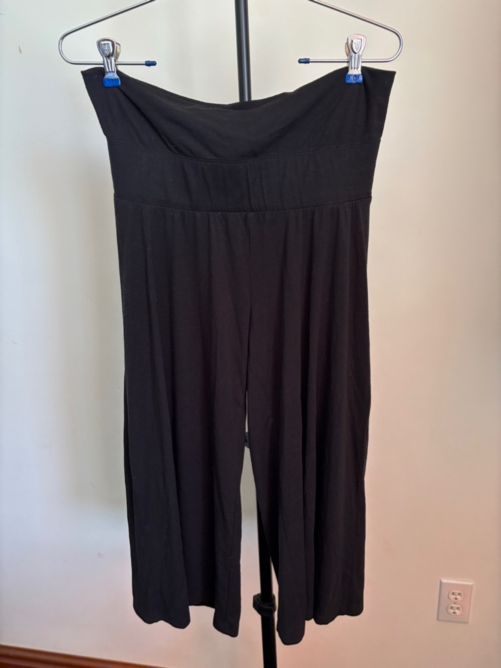 Liz Lange Black Strapless Wide-Leg Capri with Foldover Waist